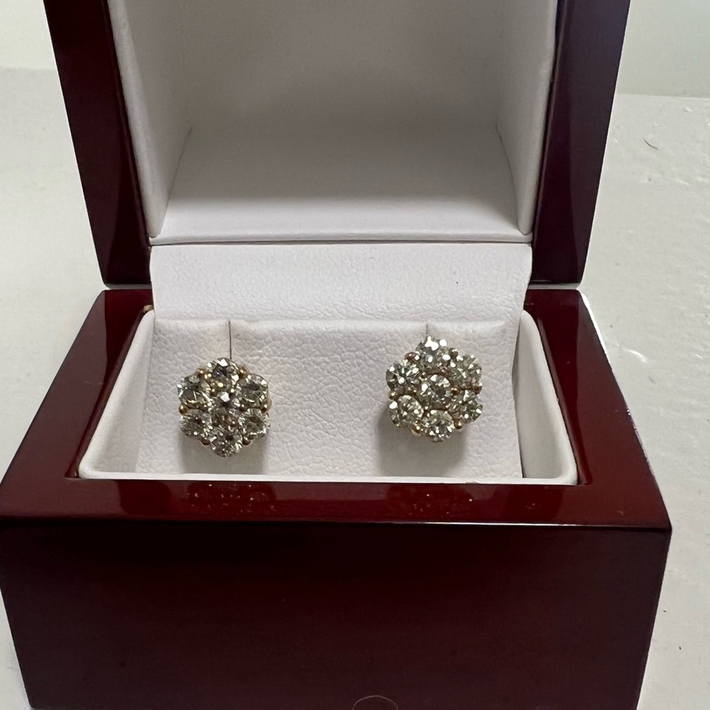 1.5 carat Diamond earring’s all natural set in 14kt gold